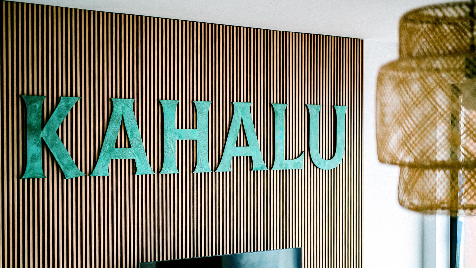 Kahalu - napis wykonany z metalu w stylu industrialnym pokryty patyną