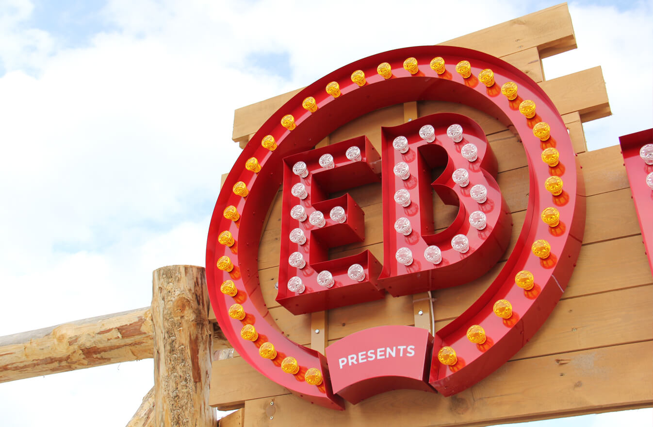 EB hell spot - EB Hel Spot Festiwal - logo i litery z żarówkami umieszczone na stelażu drewnianym nad wejściem