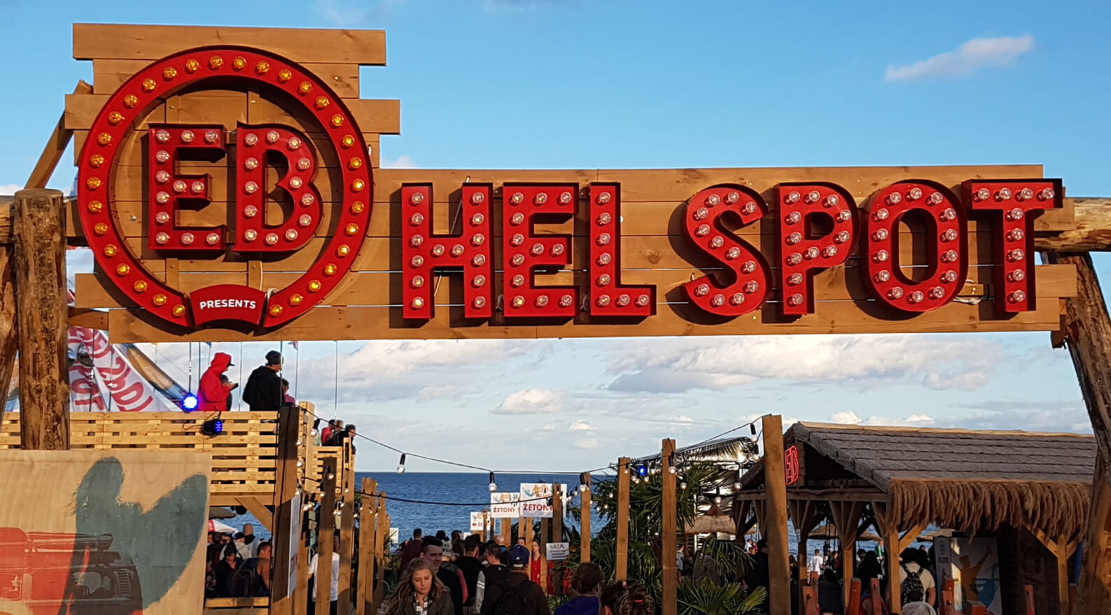 EB hell spot - EB Hel Spot Festiwal - logo i litery z żarówkami umieszczone na stelażu drewnianym nad wejściem