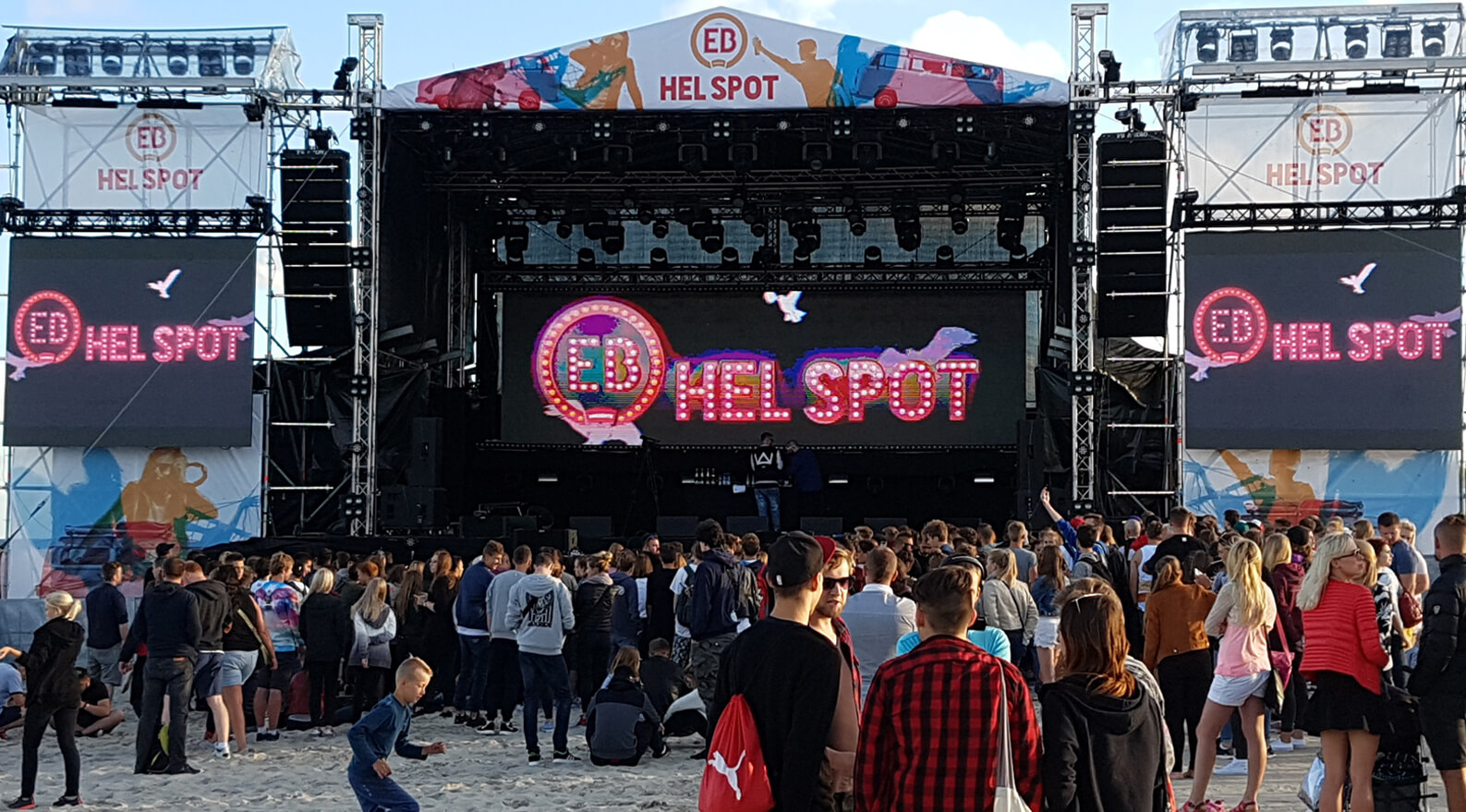 EB hell spot - EB Hel Spot Festival - logo and letters with bulbs placed over the stage