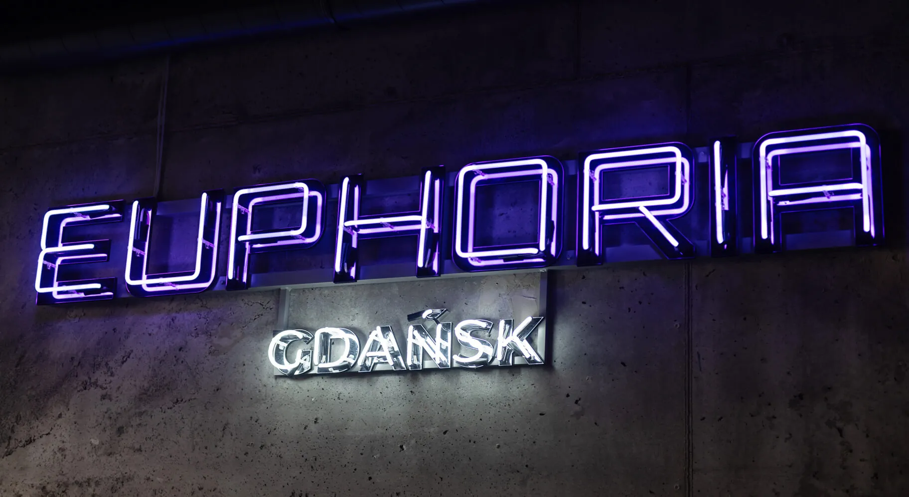 Euphoria Gdańsk - szklany neon nad barem w kolorze fioletowym