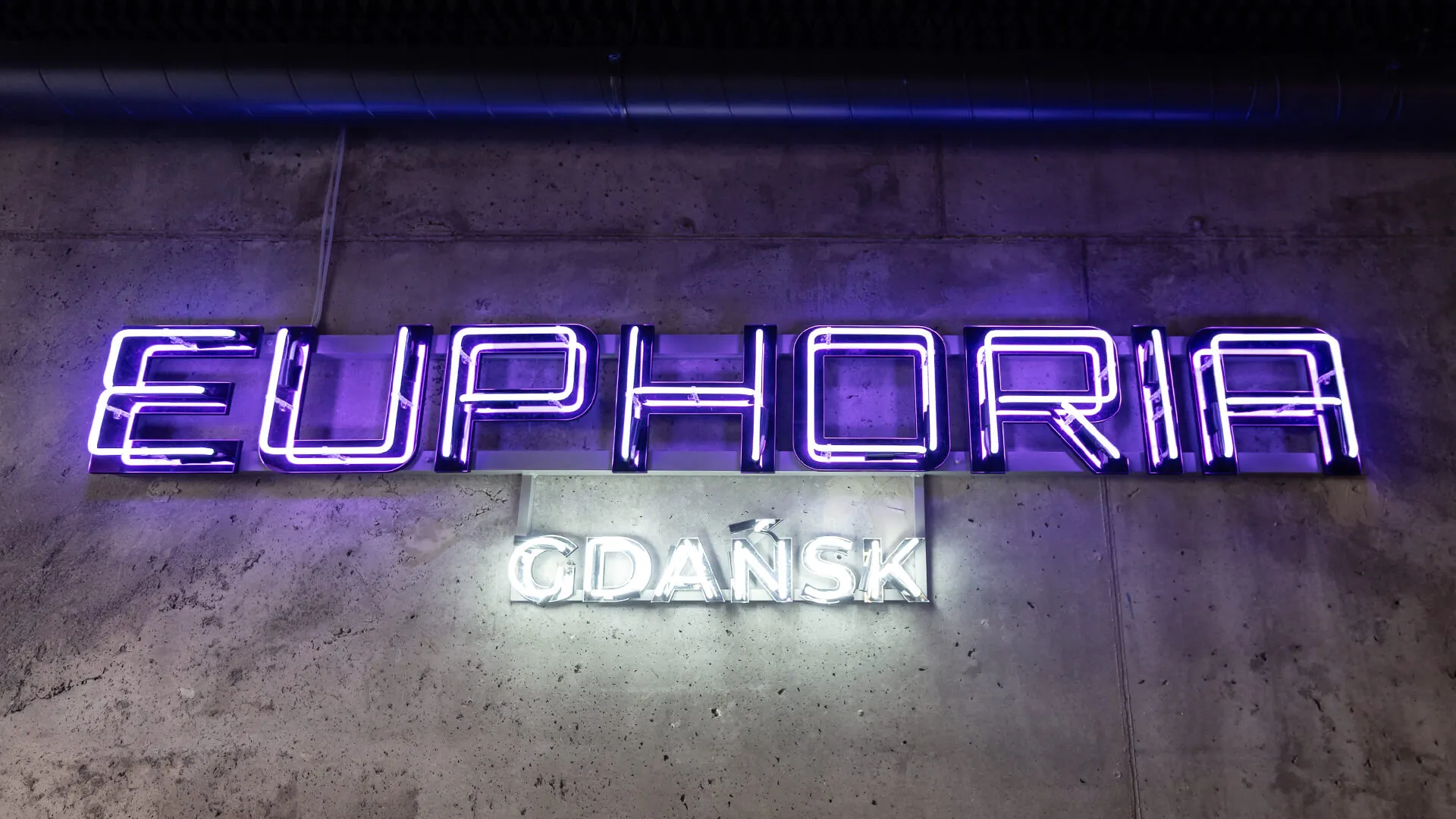 Euphoria Danzig - Glas-Leuchtschrift über der Bar in Lila