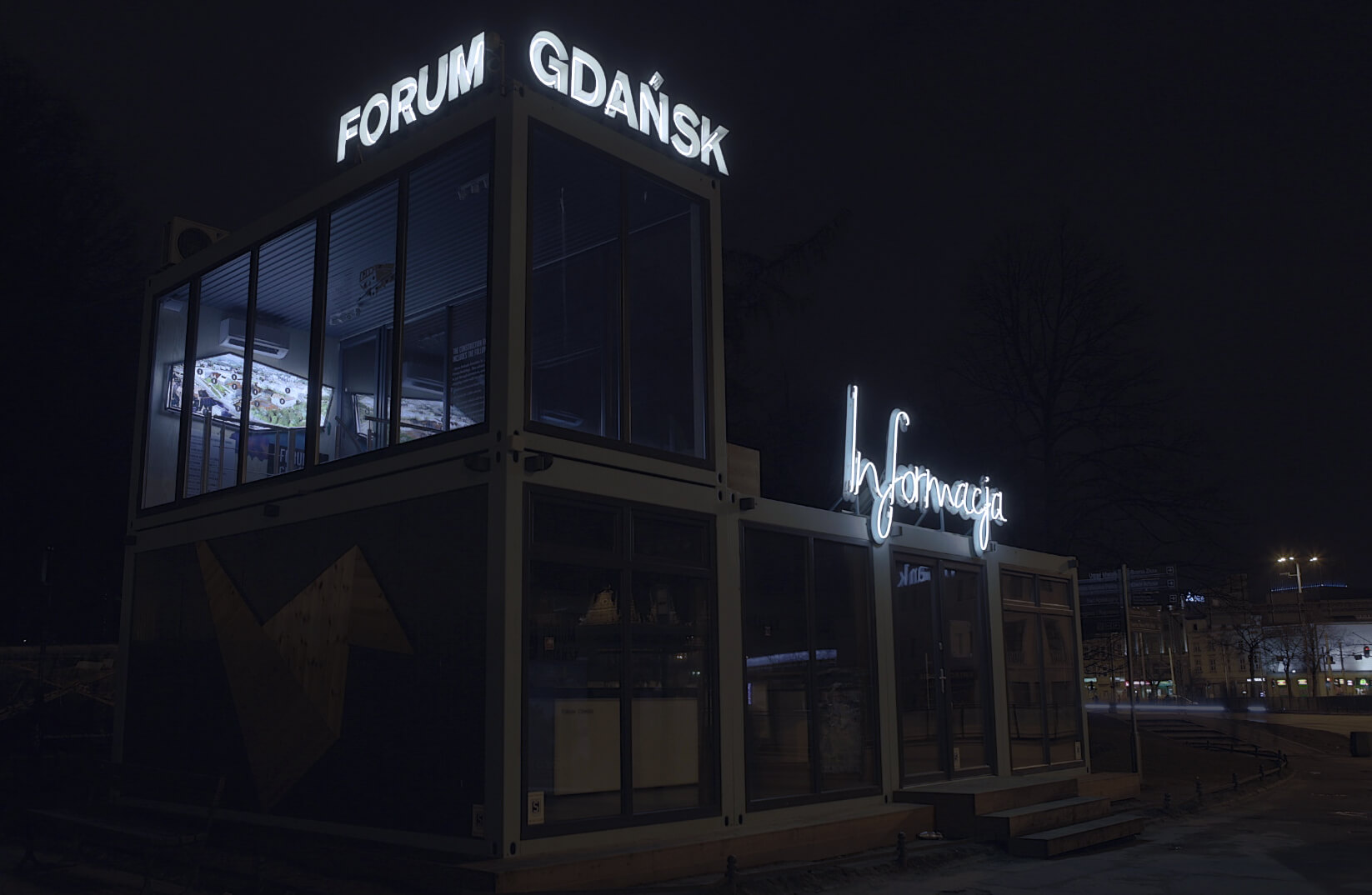 Informazioni sul Forum Gdansk - Gdańsk Forum - lettere illuminate con un'insegna al neon, montate su un telaio, poste sul tetto dell'edificio