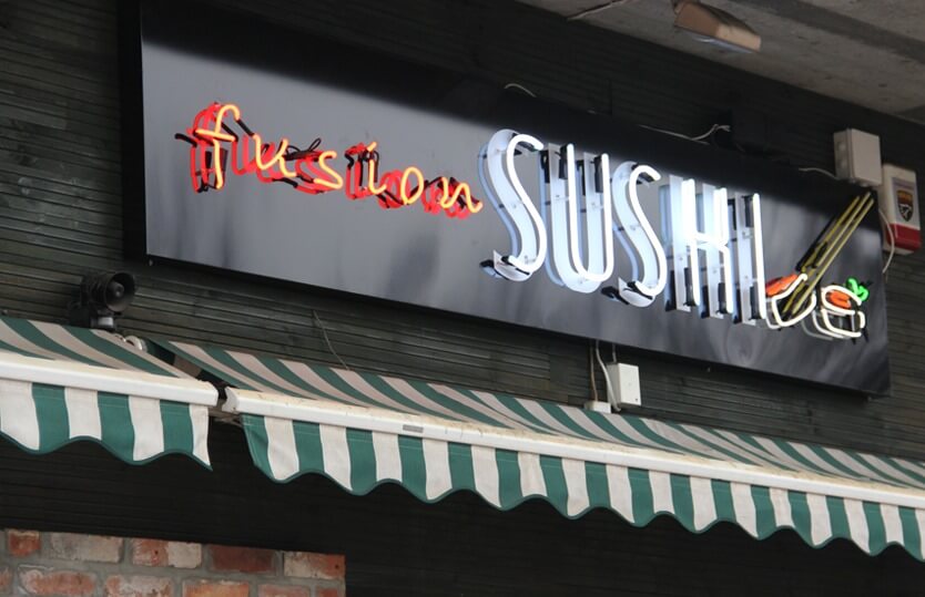 Fusion Sushi - Fusion Sushi - enseigne publicitaire au néon, située au-dessus de l'entrée du bâtiment