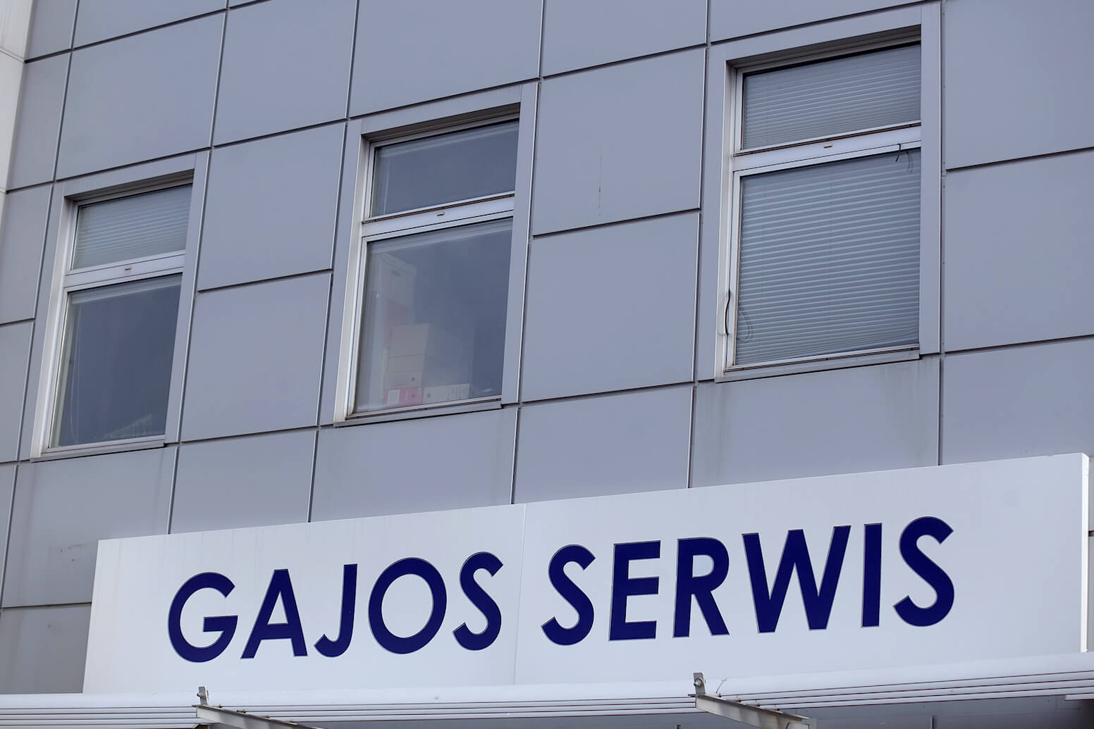 Gajos service - Gajos Serwis - caisson en dibond, panneau d'entreprise au-dessus de l'entrée