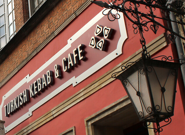 Turkish Kebab & Cafe - kebab_y_café_turco; cartel_exterior; cartel_espacial_con_nombre_de_la_empresa