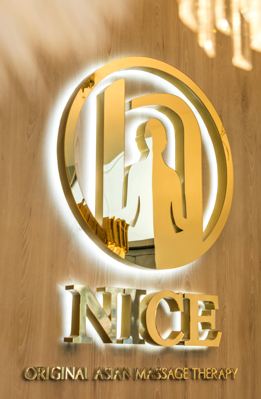 NICE - Nice - logo i litery przestrzenne świetlne świecące od tyłu