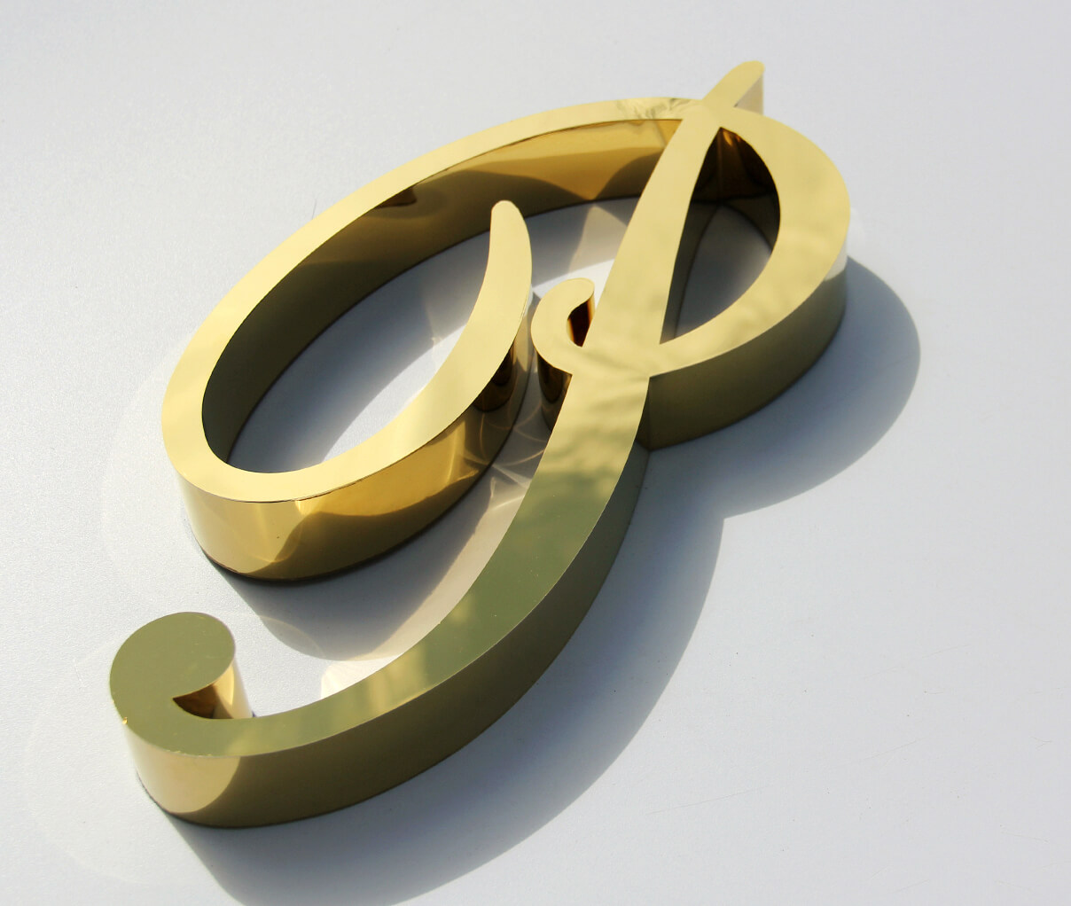 Letters P in gold - Gold letter P made of stainless steel.