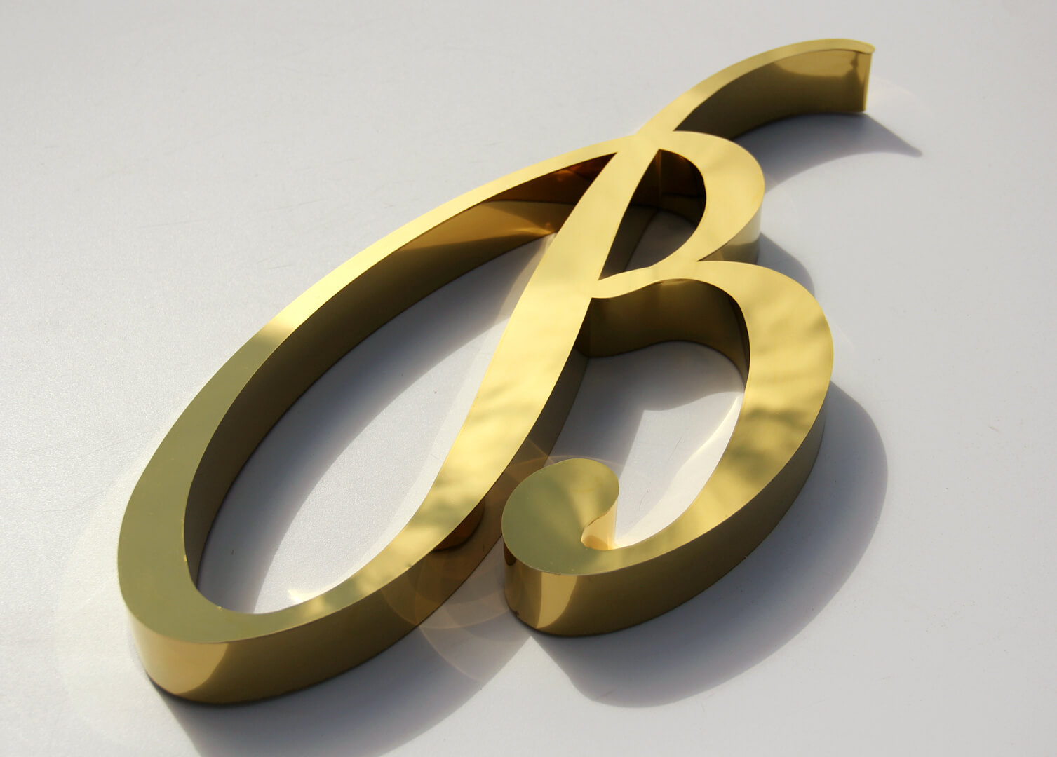 Lettre d'or B - Lettre B dorée en acier inoxydable.