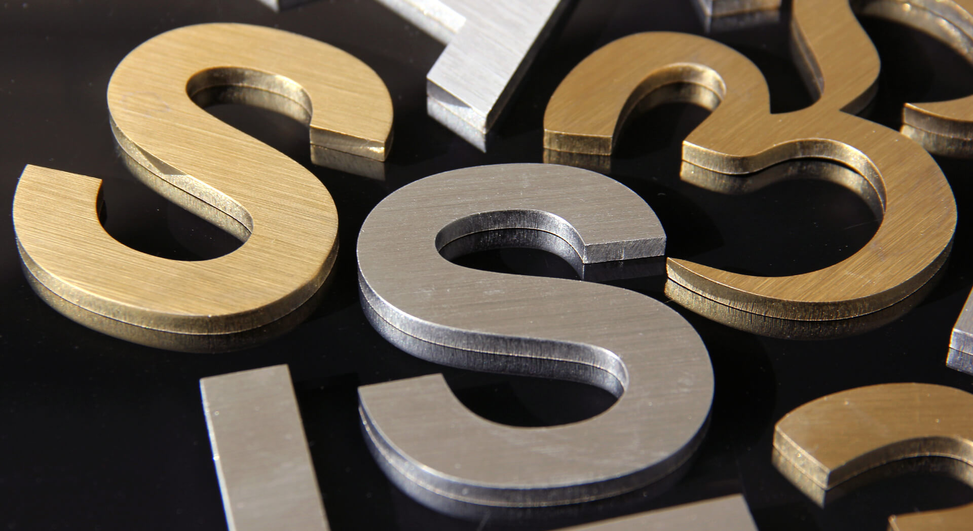 Złote i srebrne litery i cyfry - Złota litera S, wykonana z metalu