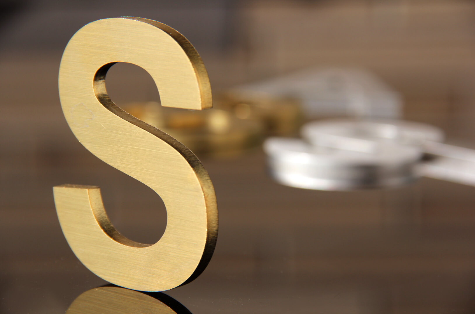 Złota litera S - Złota litera S, wykonana z metalu