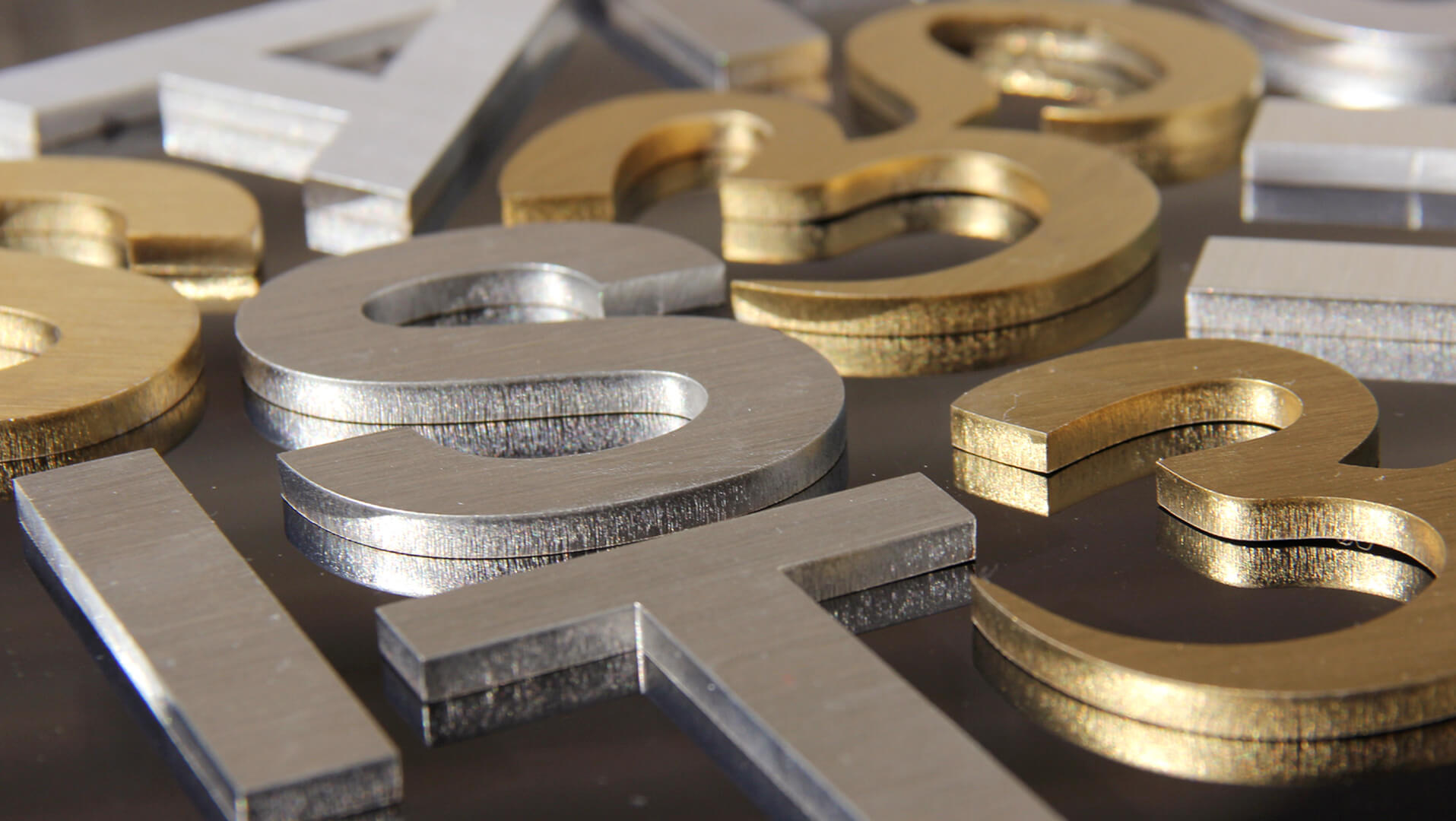 Lettere e numeri in oro e argento - Lettere in oro e argento con numeri in metallo