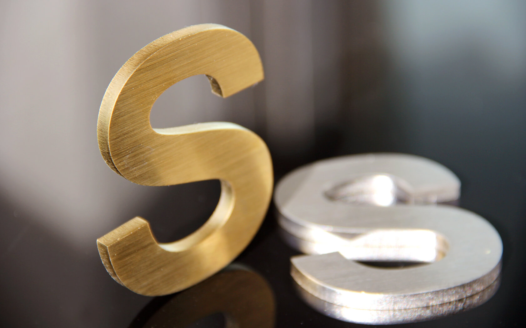 De letters S - Gouden en zilveren letter S, gemaakt van metaal
