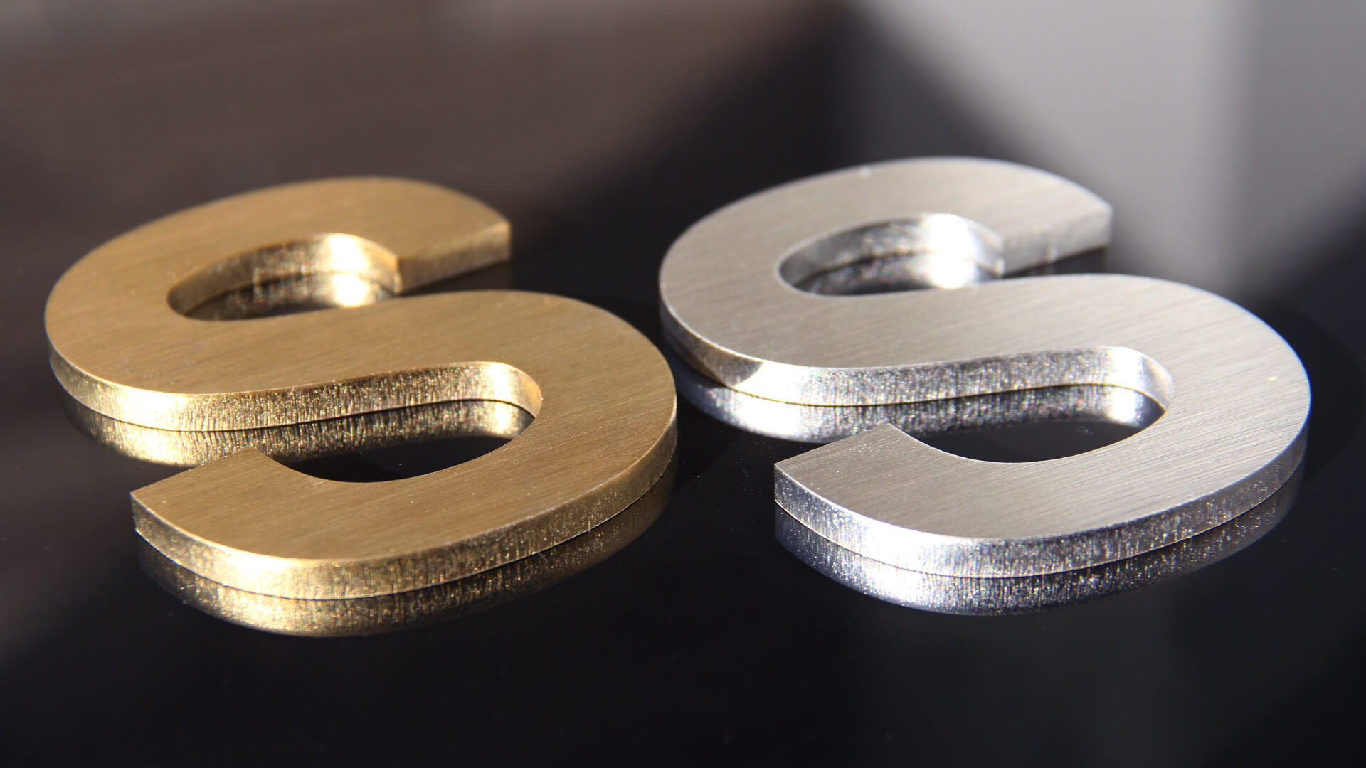 Litery S - Złota i srebrna litera S, wykonana z metalu
