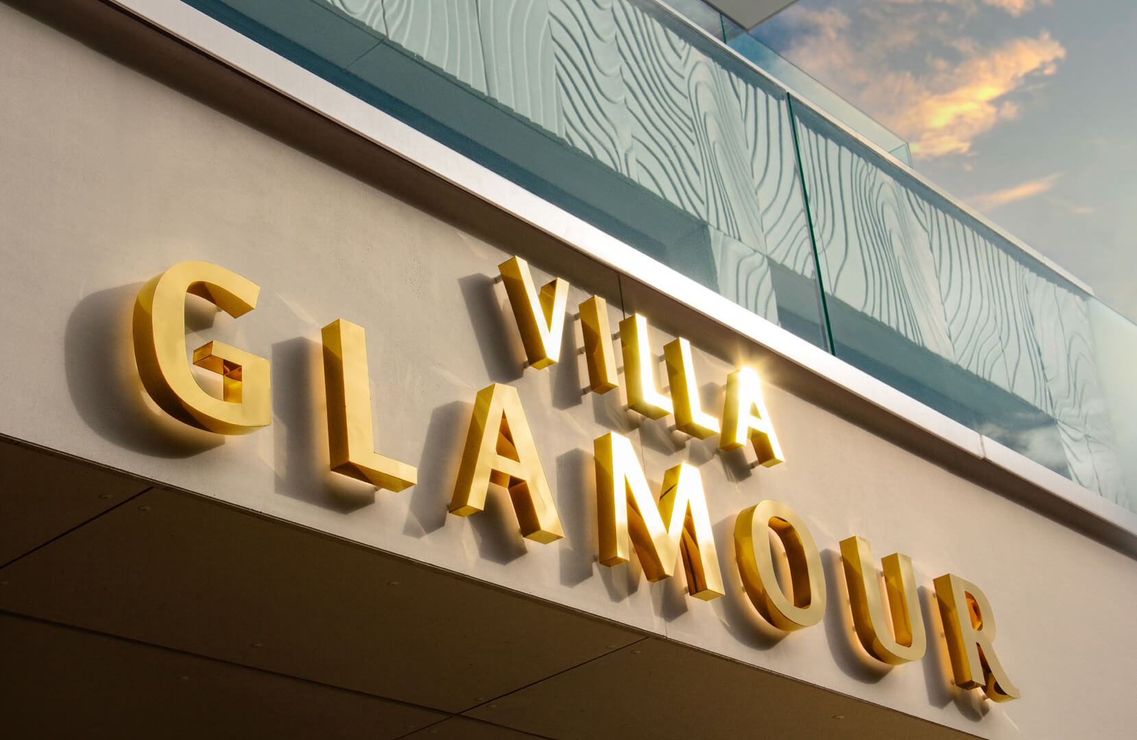 Villa Glamour - Buchstaben aus goldpoliertem Edelstahl, an der Wand hinterleuchtet