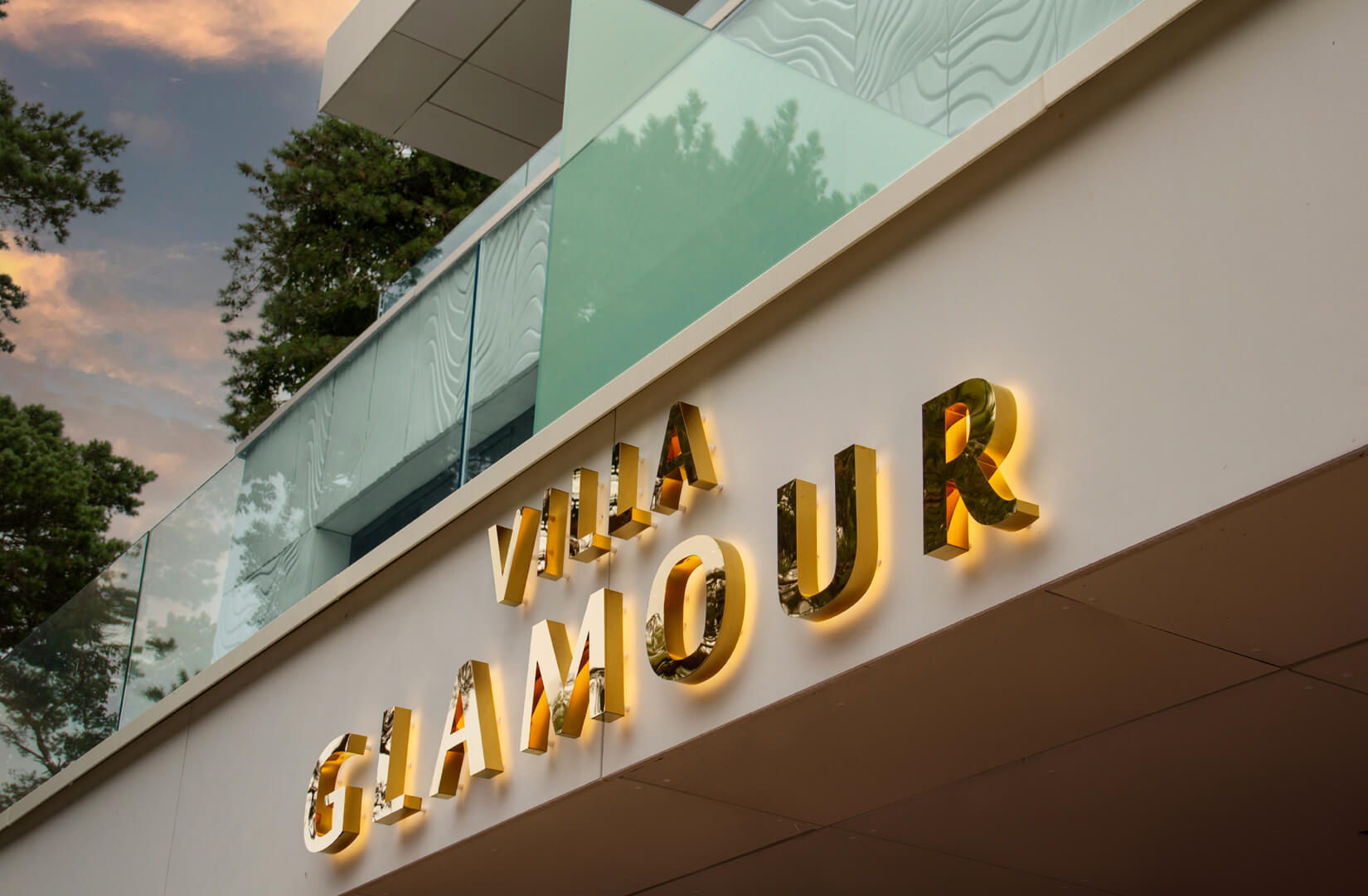 Villa Glamour - lettres en acier inoxydable poli à l'or, rétroéclairées sur le mur