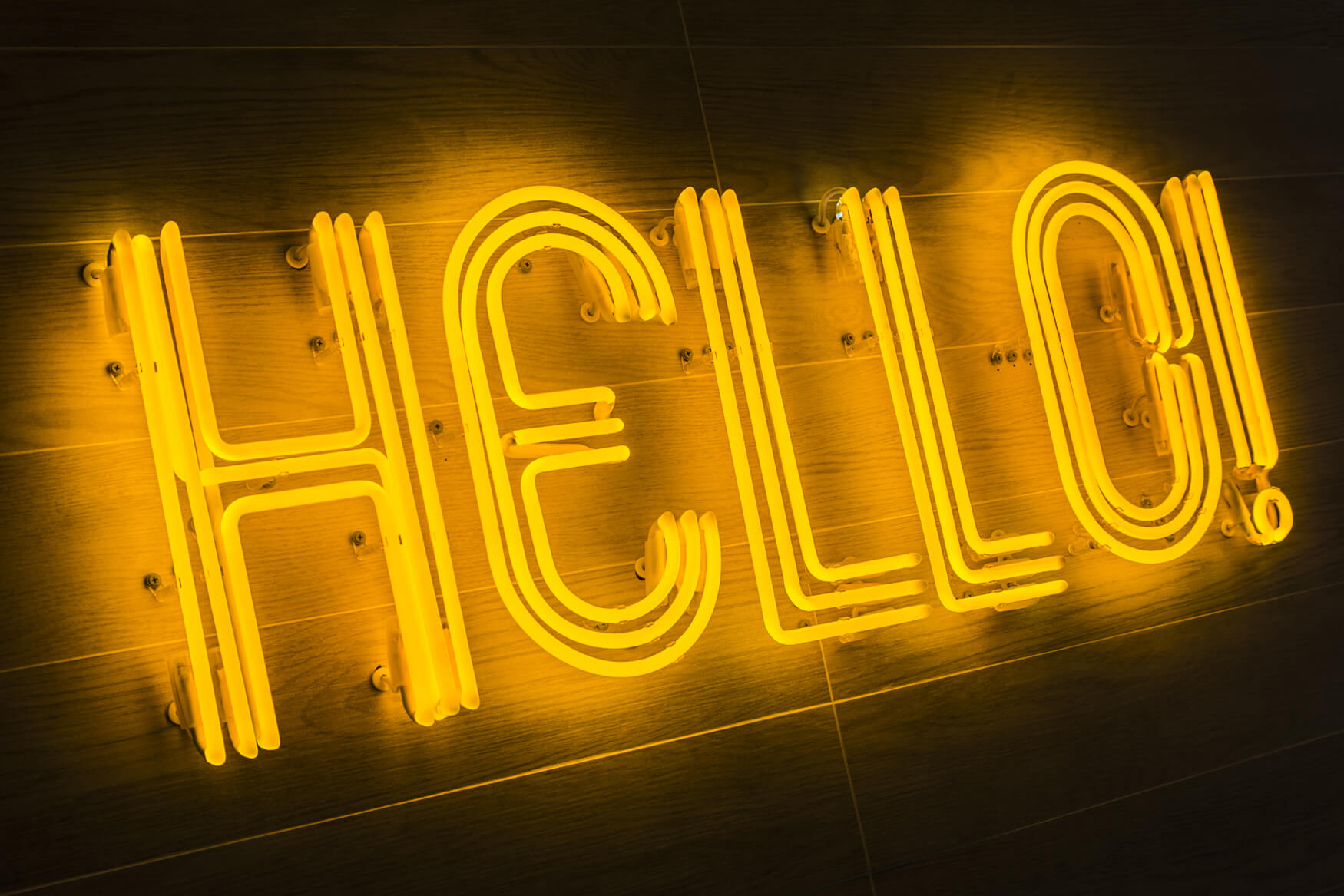 HELLO HELO - hello-neon-helo-kolor-żółty-neony-szklane-neon-neon-poland-neon-na-kafelkach-neon-na-panelach-na-scianie-neon-w-lobby-neon-w-biurowcu-neon-trojmiasto-pl
