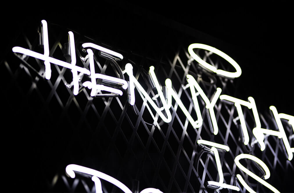 Bei Henny ist alles möglich - Neonreklame über einer Bar in Gdańsk.