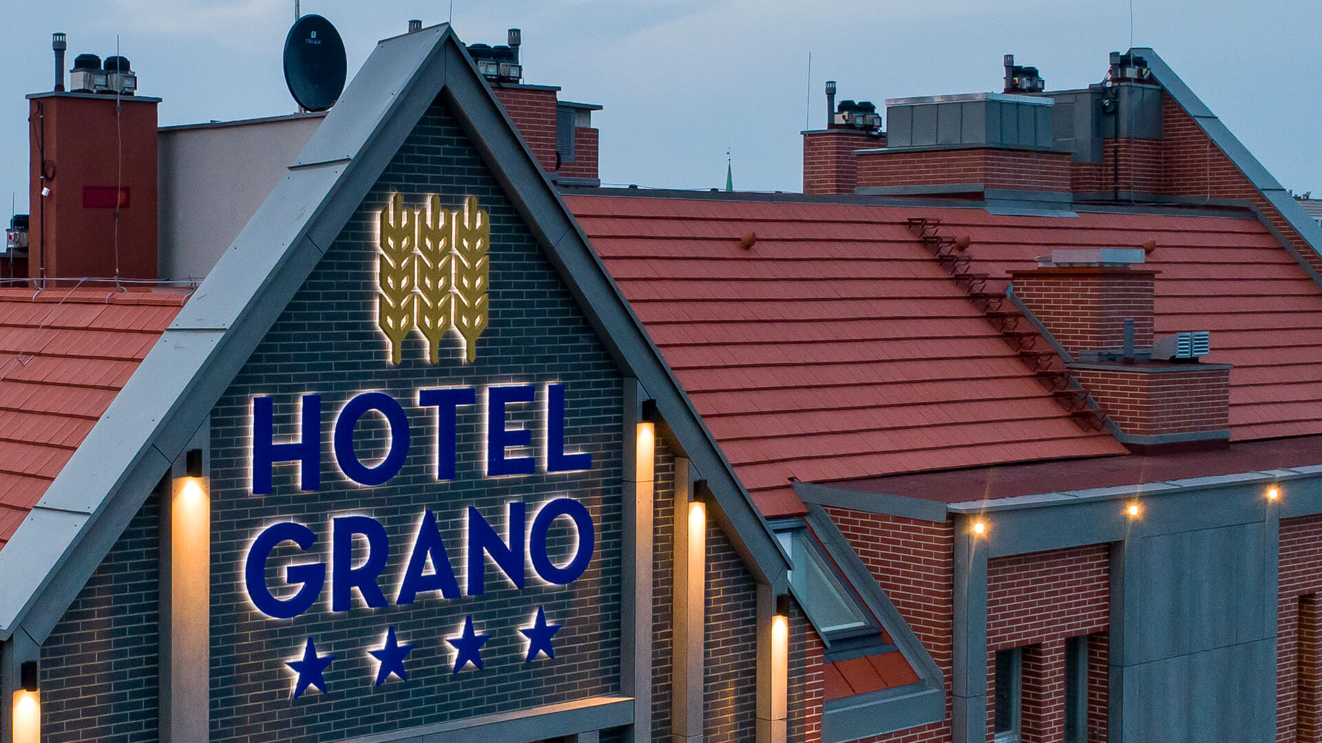 hotel-grano - Hotel-Granulat-Schriftzug-geführtes-Licht-an-der-Wand-Werbung-Schriftzug-geführtes-Effekt-Hallo