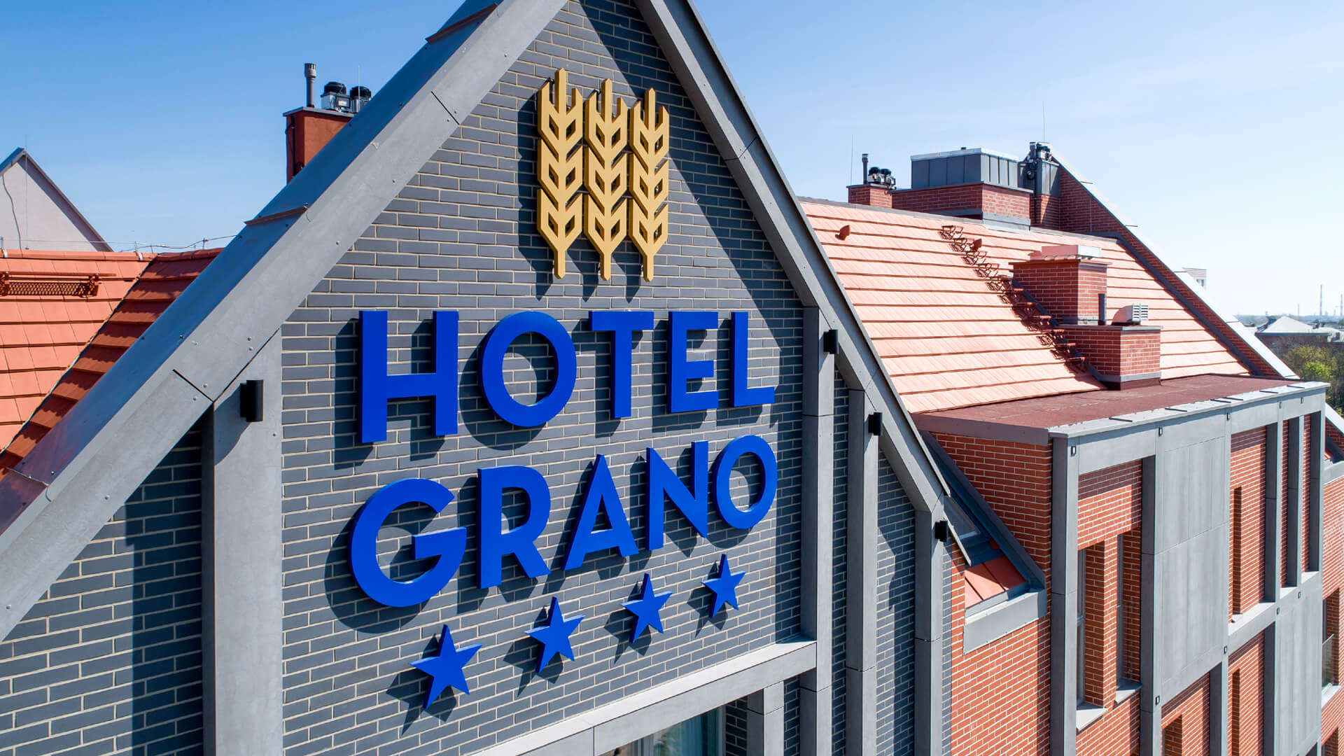 hotel-grano-litre-geführt - hinterleuchtete Fassadenbeschriftung