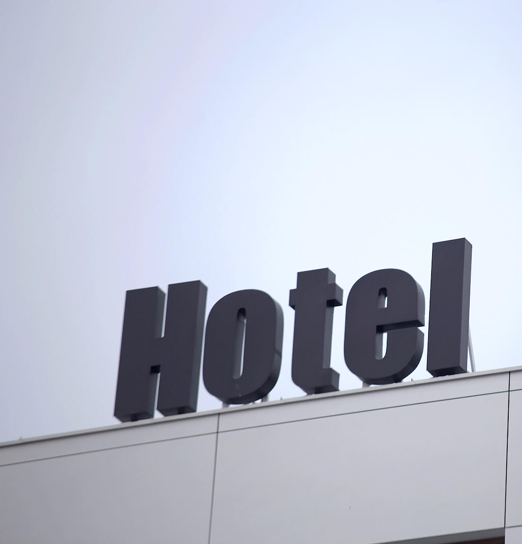 Albergo della Baia - Bay Hotel - lettere spaziali in plexiglas LED sul tetto