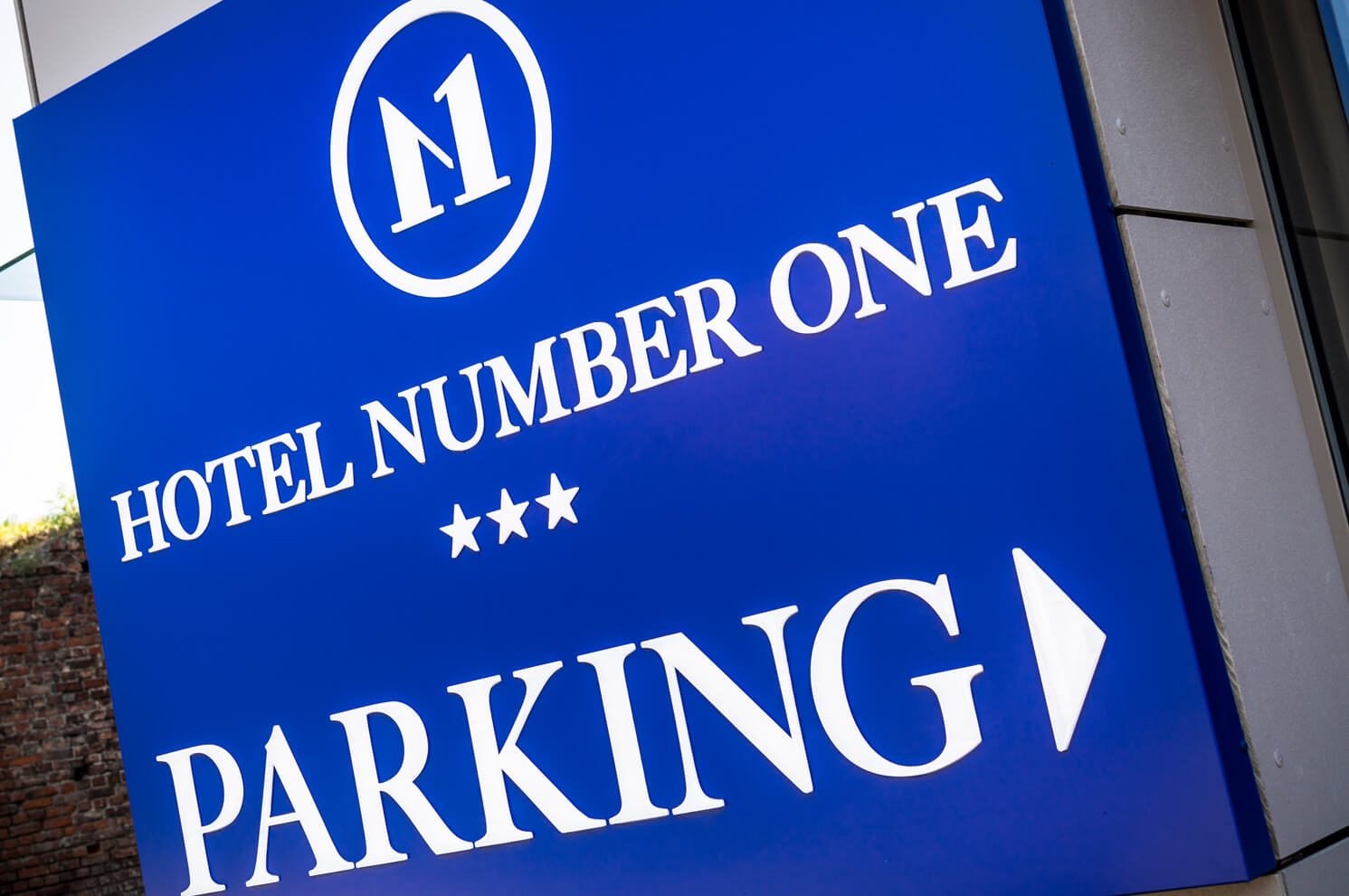 Hotel Number 1 - Hotel Number 1 - litery przestrzenne na kasetonie świetlnym