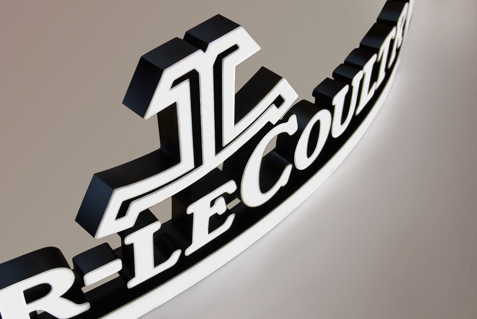 Jaeger-LeCoultre - logo en gros plan brillant sur le devant en blanc