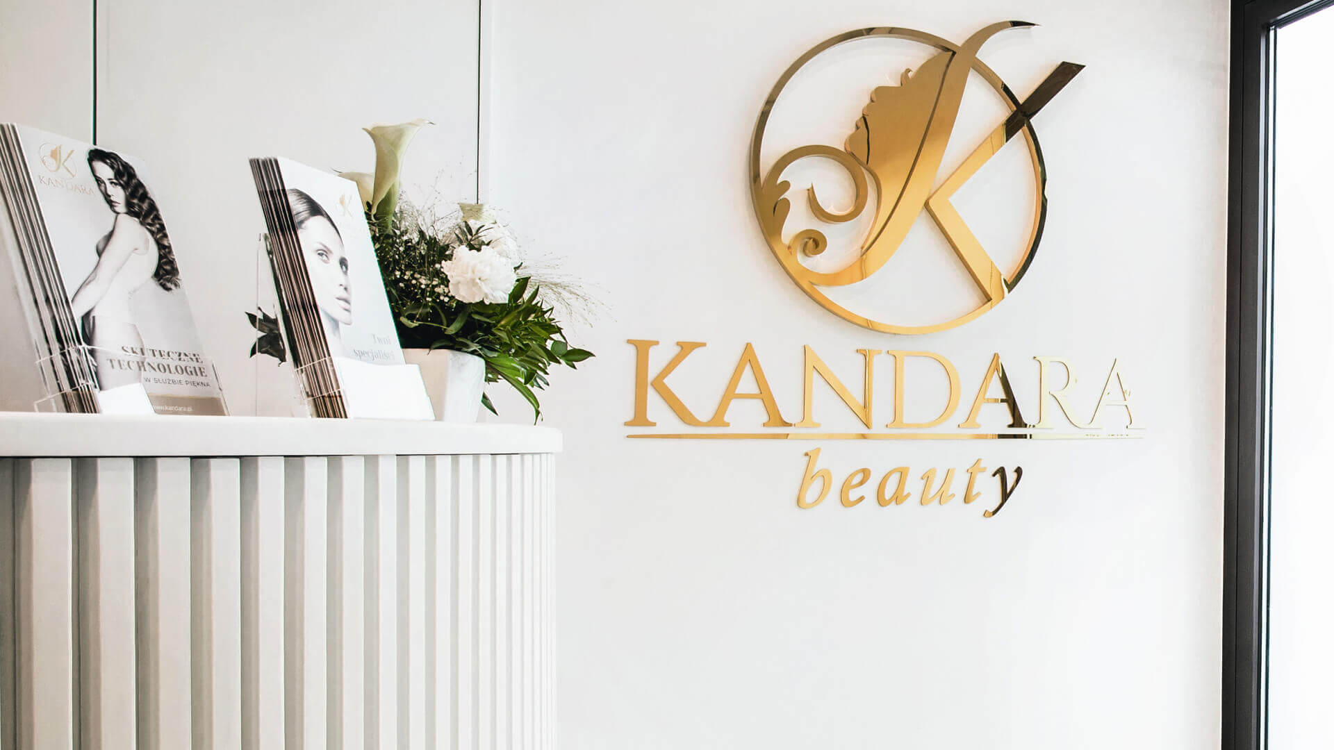 Kandara bellezza - Logo con nome in acciaio inossidabile dorato.