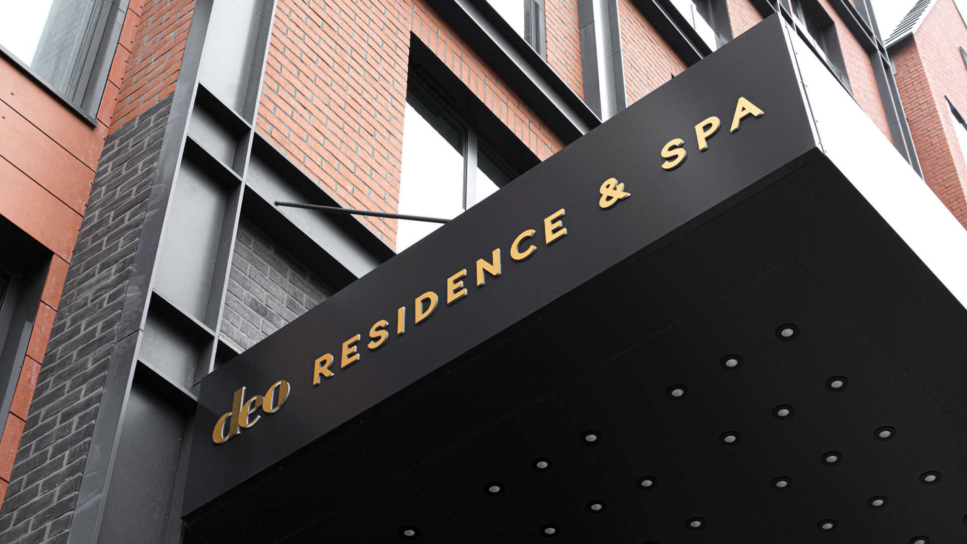 Cofre de la Residencia DEO y SPA - Cofre con letras doradas sobre la entrada de la Residencia DEO & SPA.