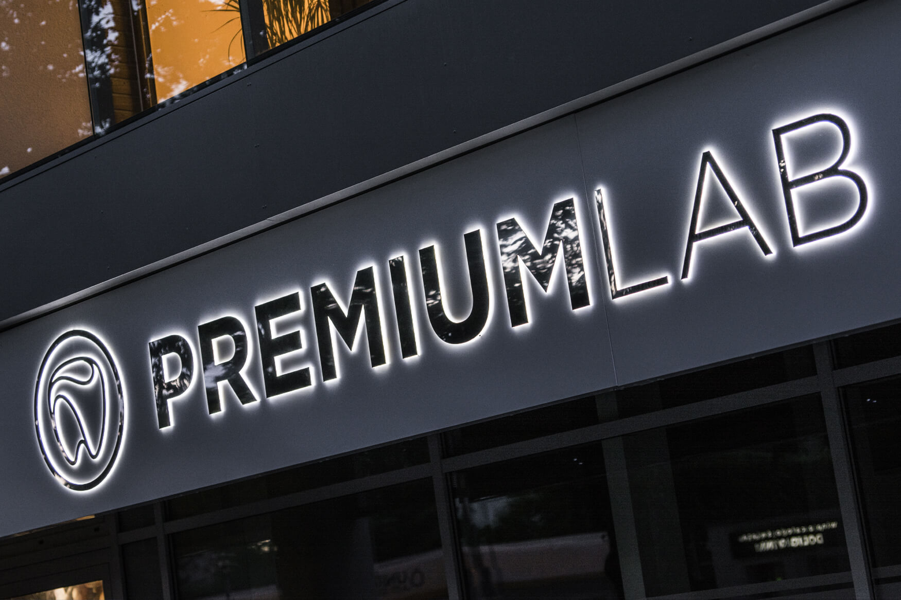 Premiumlab - Premiumlab - insegna aziendale posta su un cassone pubblicitario con lettere spaziali in metallo