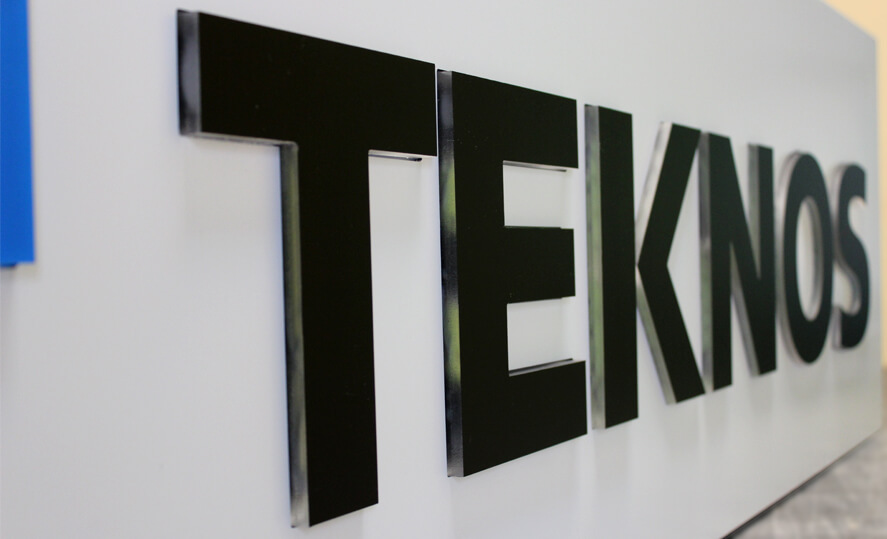Teknos - Teknos - caja de luz con letras y logotipo espacial