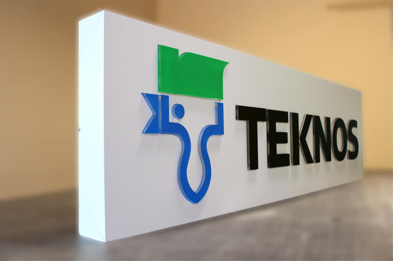 Teknos - Teknos - caja de luz con letras espaciales y logotipo