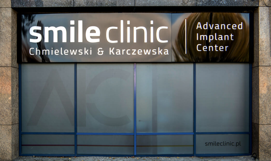 sourire clinique - Clinique Smile - caisson lumineux en dibond placé au-dessus de l'entrée