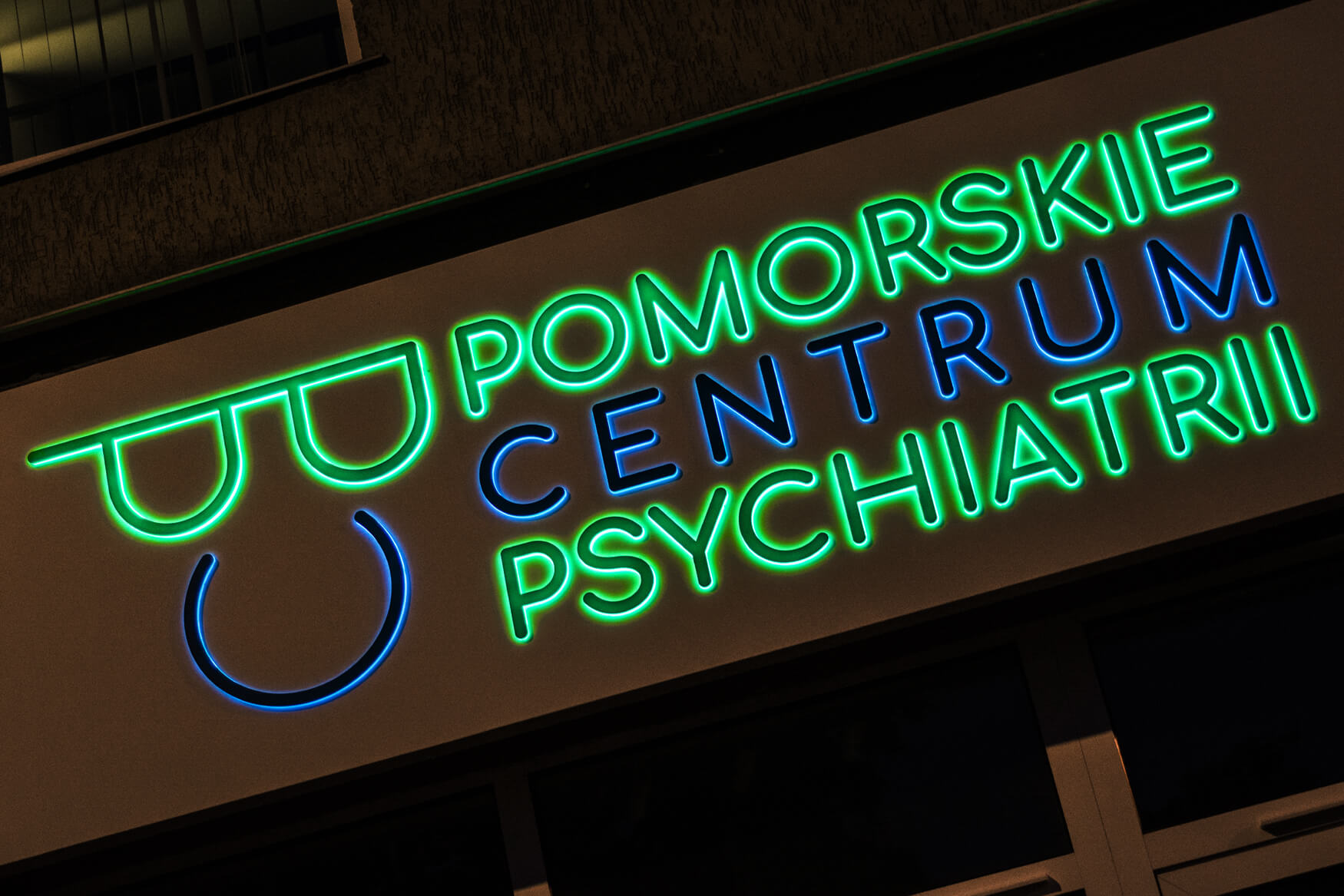 pomorskie centrum psychiatri - Pomorskie Centrum Psychiatrii - kaseton reklamowy z dibondu umieszczony nad wejściem