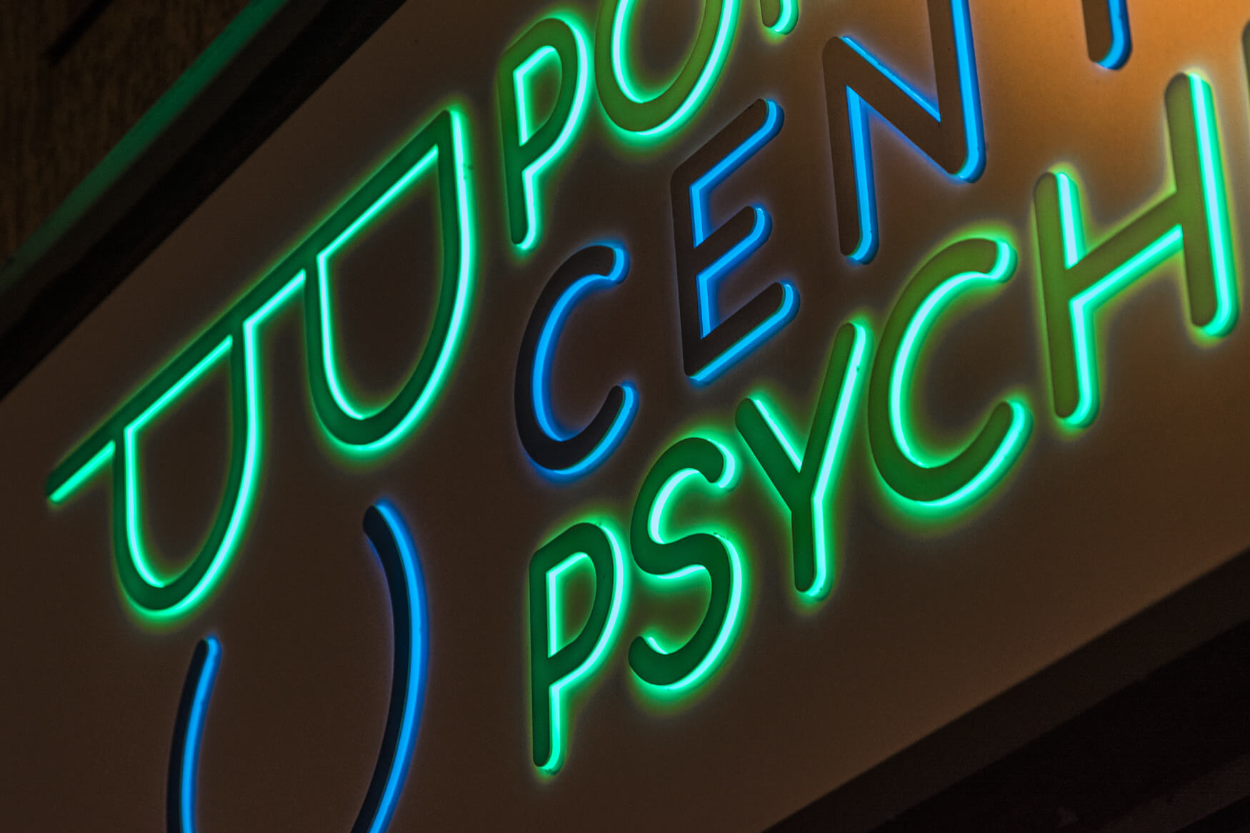 Pommersches Zentrum für Psychiatrie - Pommersches Psychiatriezentrum - leuchtende Werbetafel aus Dibond über dem Eingang
