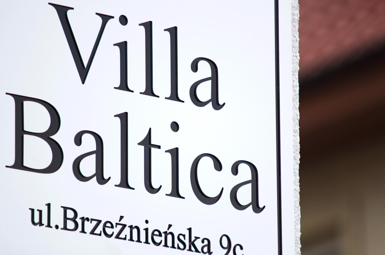 Villa Baltica - Villa Baltica - szyld firmy na kasetonie dibond w kolorze białego matu