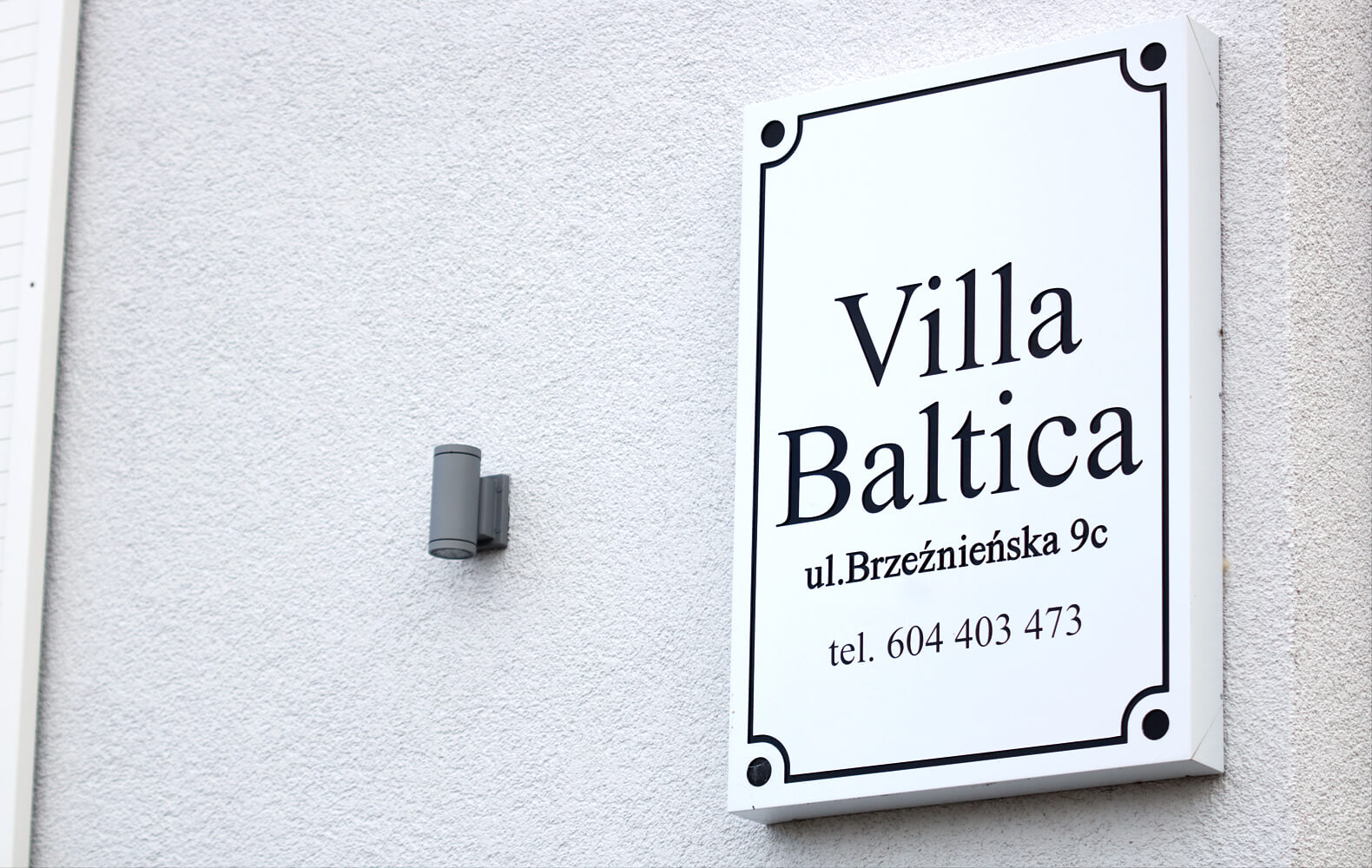 Villa Báltica - Villa Baltica - cartel de la empresa en un cofre de dibond en blanco mate