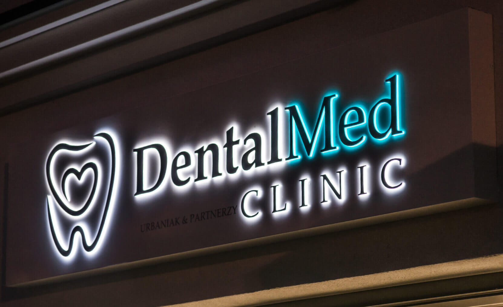 DentalMed - DentalMed - Lettere spaziali su un cassone pubblicitario sopra un ingresso