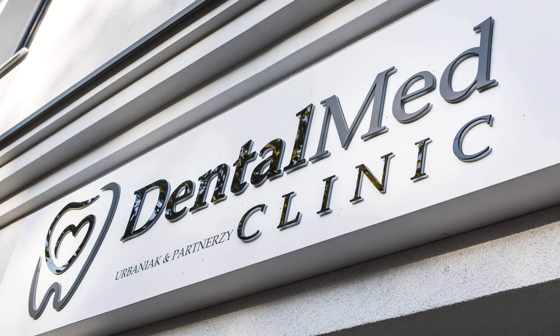 DentalMed - DentalMed - litery przestrzenne na kasetonie reklamowym nad wejściem
