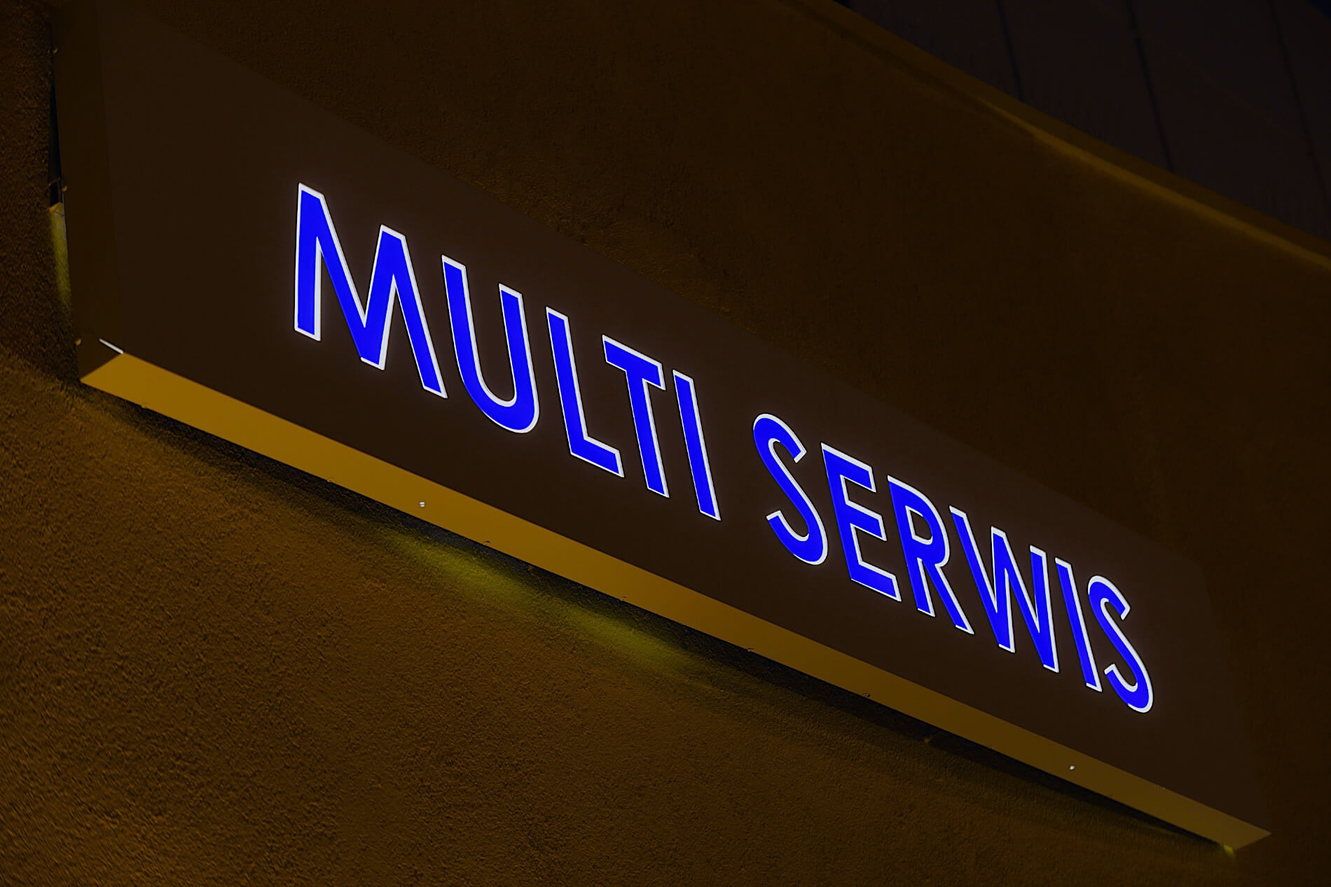 Gajos service - Gajos Serwis - caisson lumineux avec le nom de la société, lettres illuminées par une feuille translucide