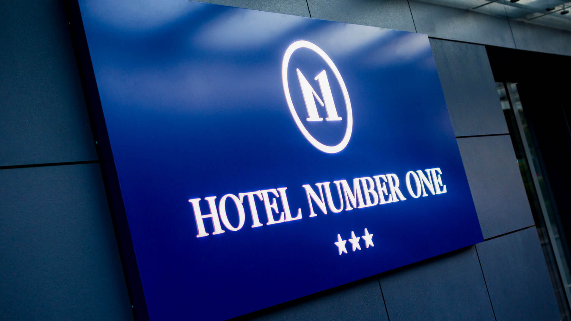 Hotel Number 1 - Hotel Number 1 - litery przestrzenne na kasetonie świetlnym