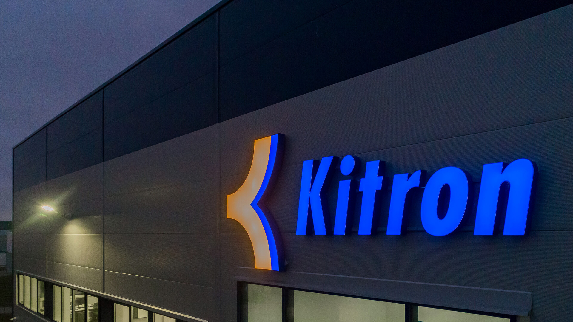 kitron-letter-within-a-hall-from-a-layer-plate - kitron hall-light lettering from layer-plate lettering-3d-led lettering on a production hall lettering on an industrial site