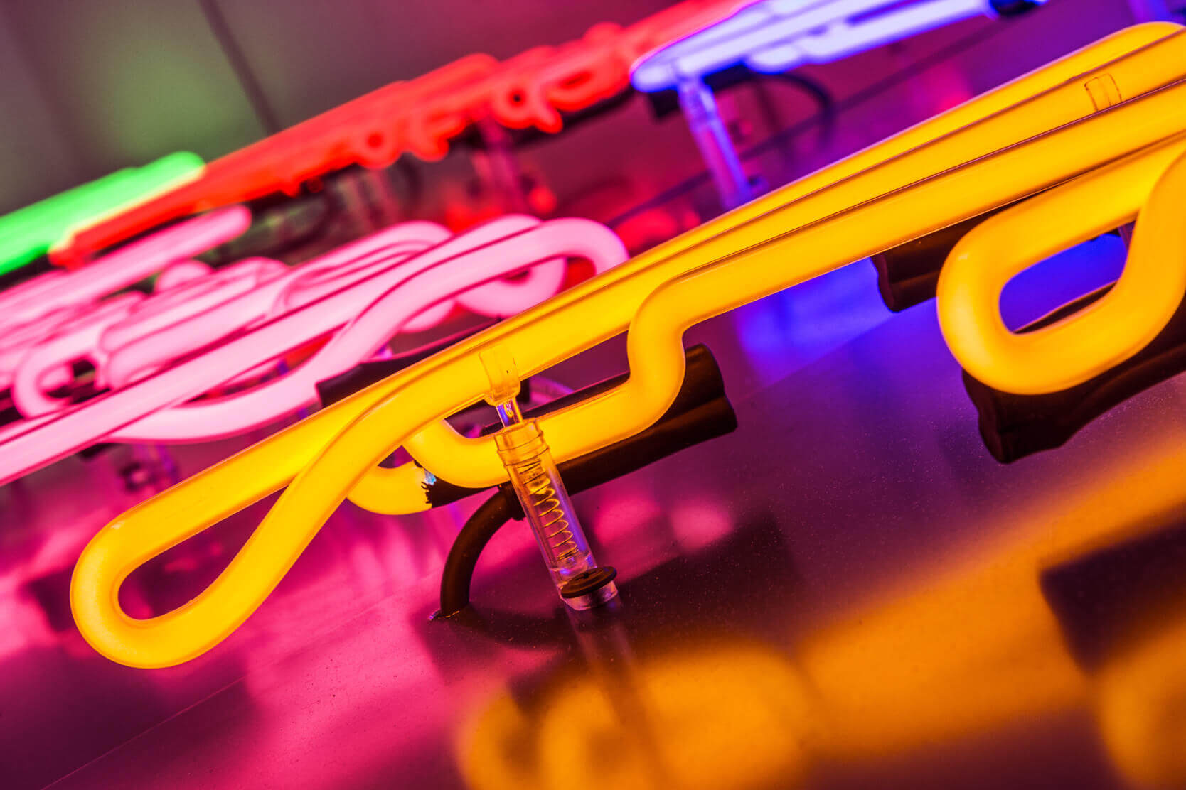 Esempi di insegne al neon - neon-press-airport-warsaw-neon-on-dibond-base-neon-neon-on-glass-wall-neon-producer-neon-neon-sign-neon-neon-neon-inside-colorful