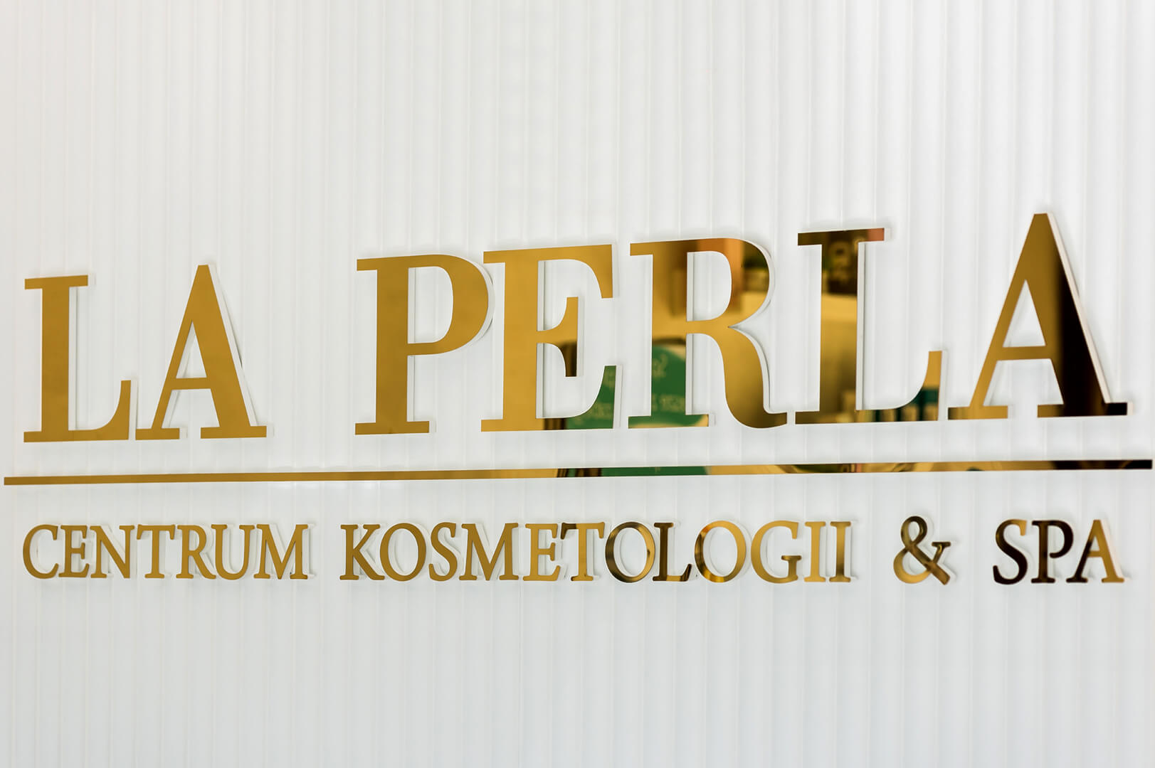 LA PERLA - Lettres 3D en or pour un centre de cosmétologie et de spa