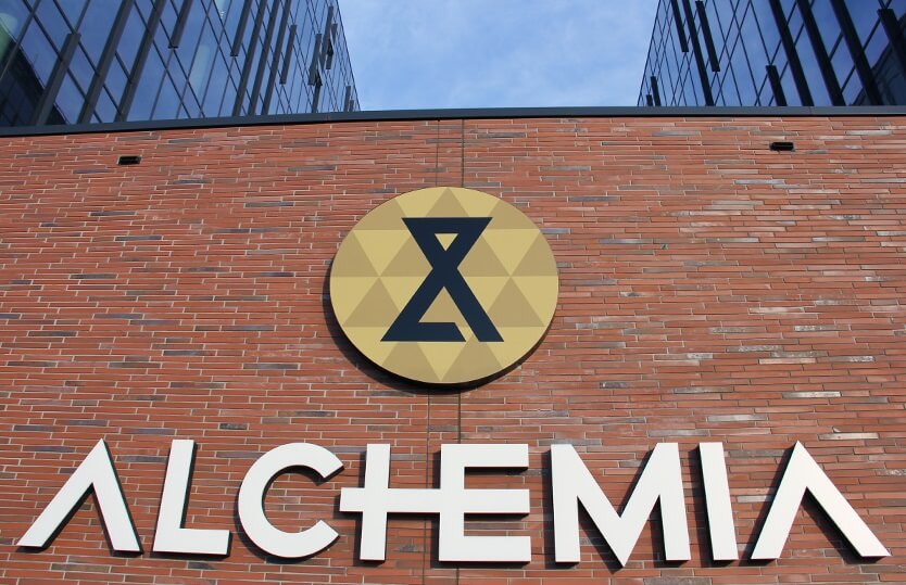 Alchimia - Alchemy - lettere illuminate a LED sopra l'ingresso