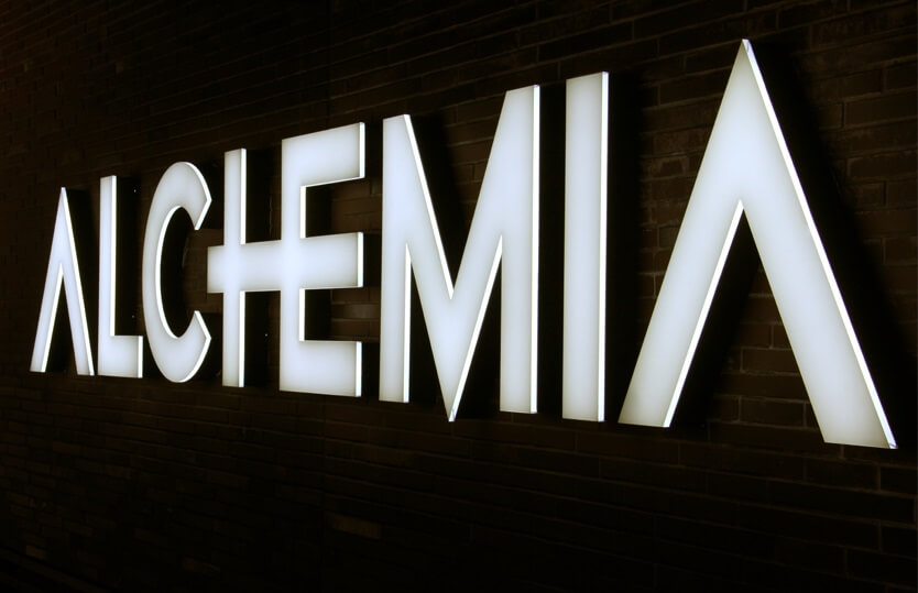 Alchimia - Alchemy - lettere di luce a LED sopra l'ingresso