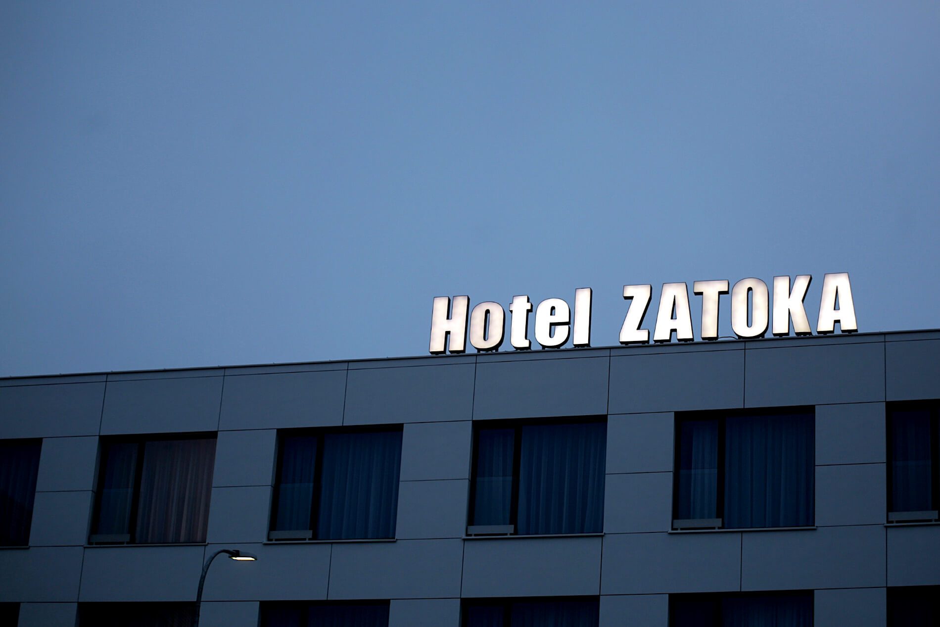 Albergo della Baia - Hotel Bay - scritte in plexiglas spaziale a LED sul tetto