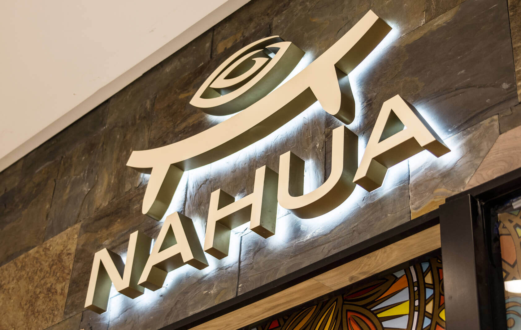 Nahua - Nahua - Lettres lumineuses LED placées sur le mur, effet de halo visible