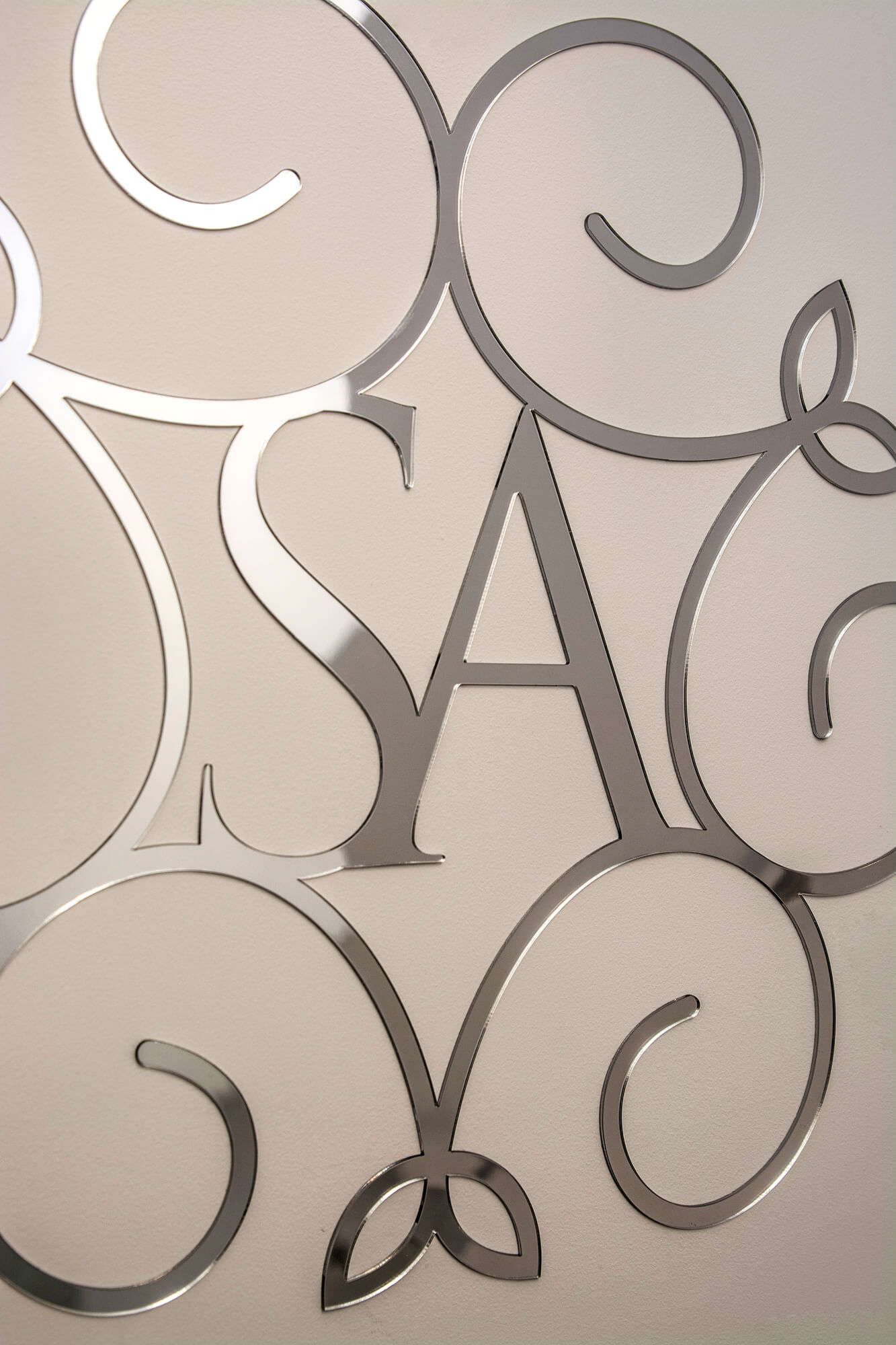 Secret Avenue - Secret Avenue - dekoracje i litery przestrzenne wykonane z plexi z efektem lustra
