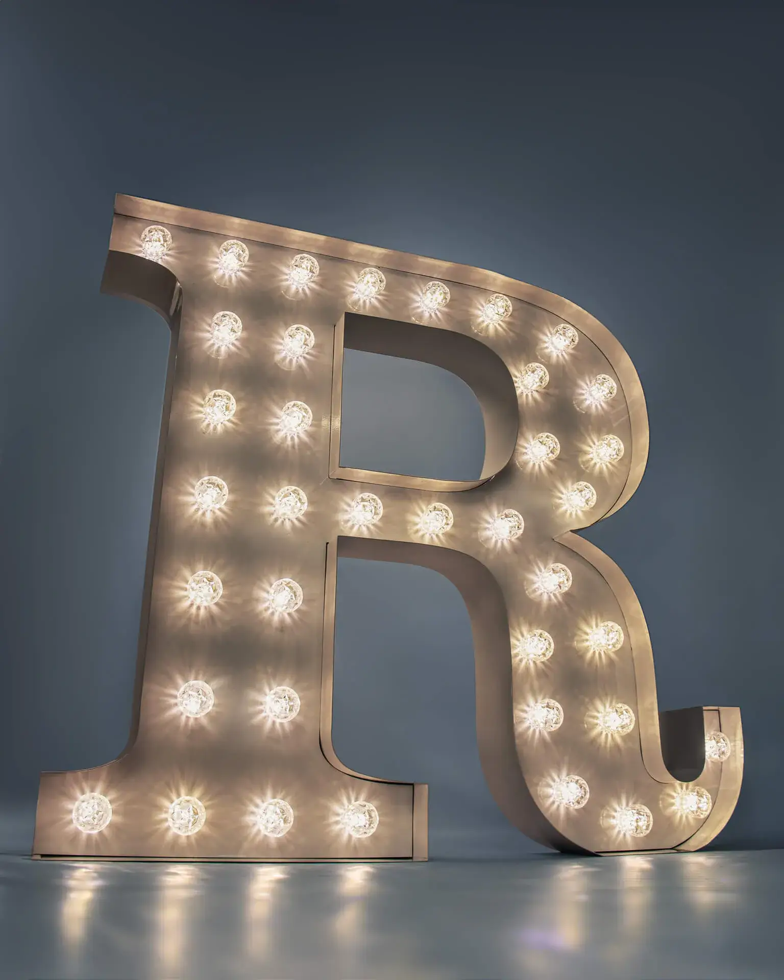Litera R - świecąca litera z żarówkami w kolorze białym